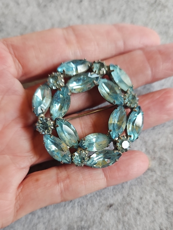 Jewelry - Vintage Aqua Blue Rhinestone Silver Tone Circle Wreath Brooch 50s 60s